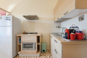 Fridge, oven, stovetop, coffee/tea maker