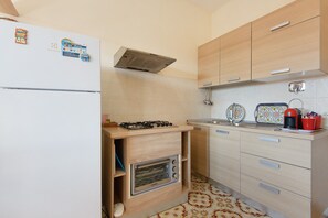 Refrigerador, horno, parrilla de estufa y cafetera y tetera 