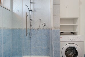 Shower, hair dryer, towels