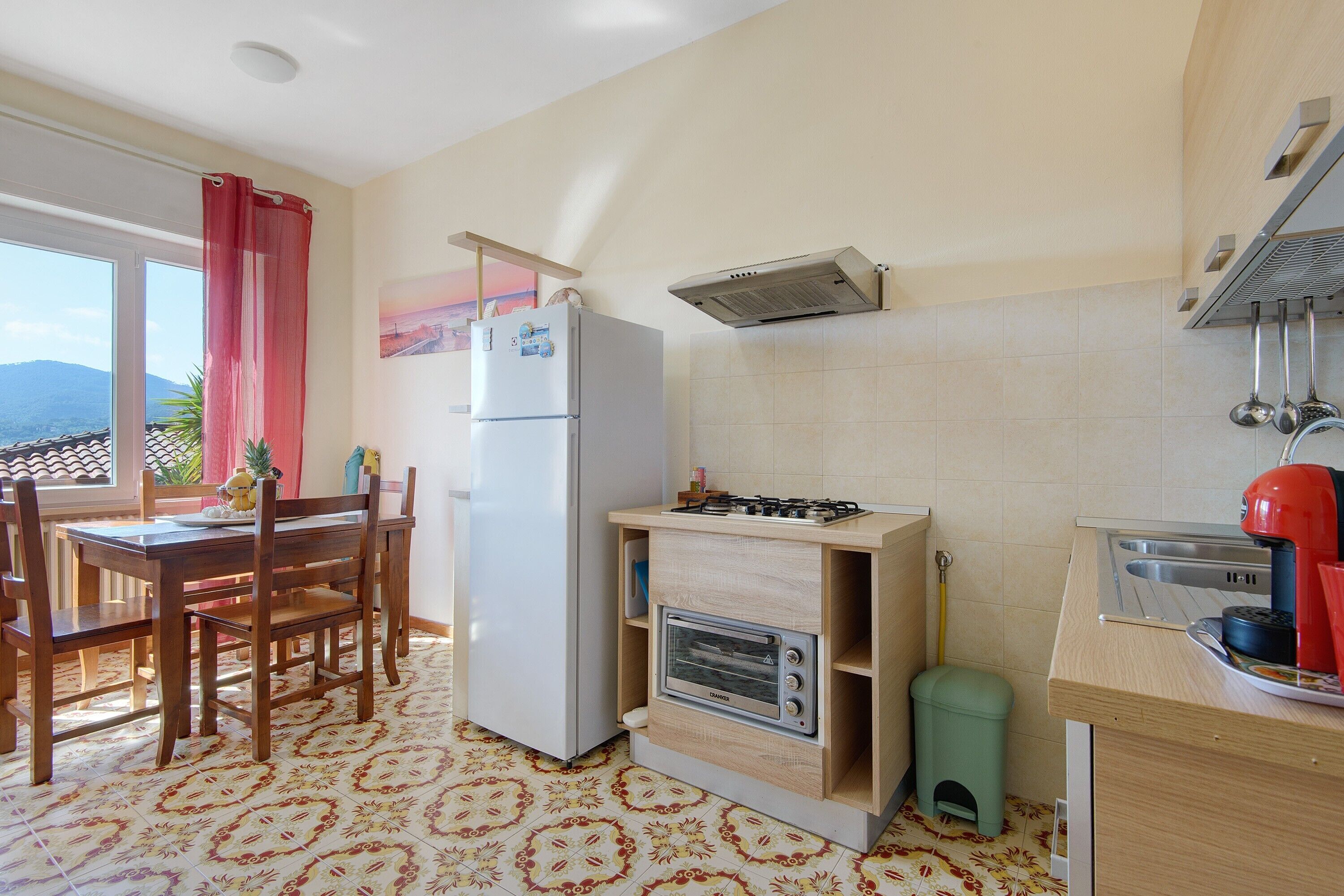 Fridge, oven, stovetop, coffee/tea maker