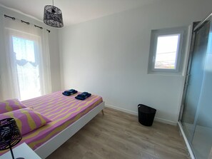 Tabla de planchar con plancha, wifi y ropa de cama 