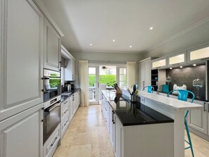 Villa, 2 chambres | Cuisine privée | Réfrigérateur, un four, cafetière-théière, grille-pain
