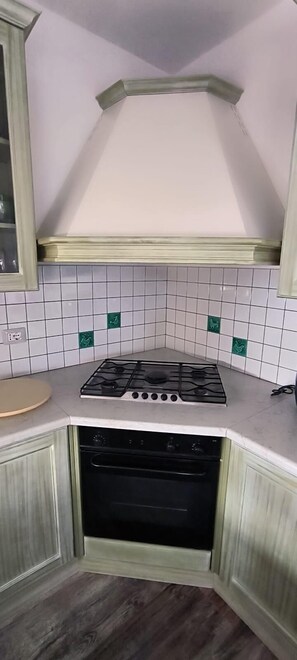 ثلاجة، فرن، موقد طهي مسطح، غسالة أطباق