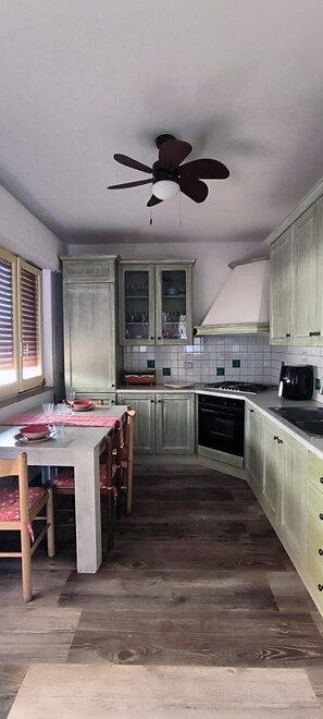 ثلاجة، فرن، موقد طهي مسطح، غسالة أطباق