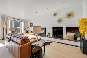 Télévision, cheminée