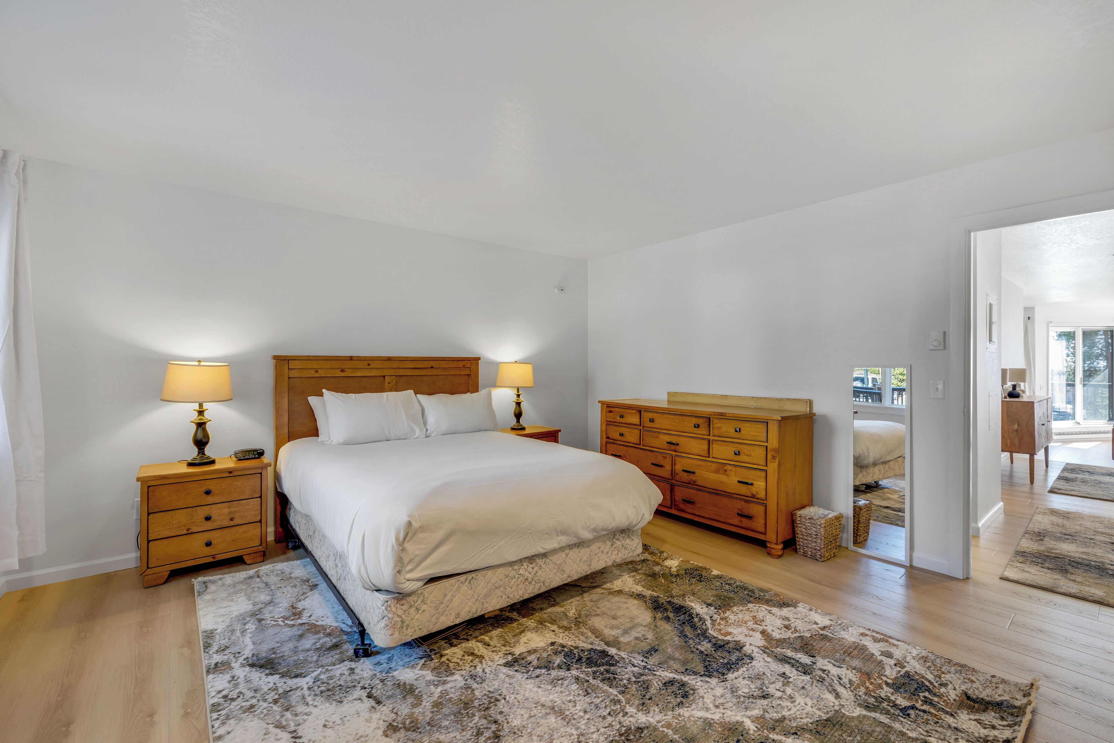 1 bedroom, desk, internet, bed sheets