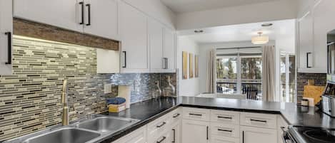 Kjøleskap, mikrobølgeovn, ovn og kokeplater