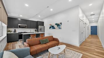 Apartemen, 2 kamar tidur | Area keluarga | Smart TV dan layanan streaming