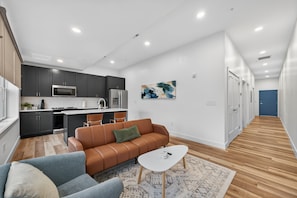 Apartamento, 2 habitaciones | Zona de estar | Una Smart TV, servicios de streaming