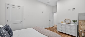 Stylish Downtown Unit With Historic Charm 2 Bedroom Apts