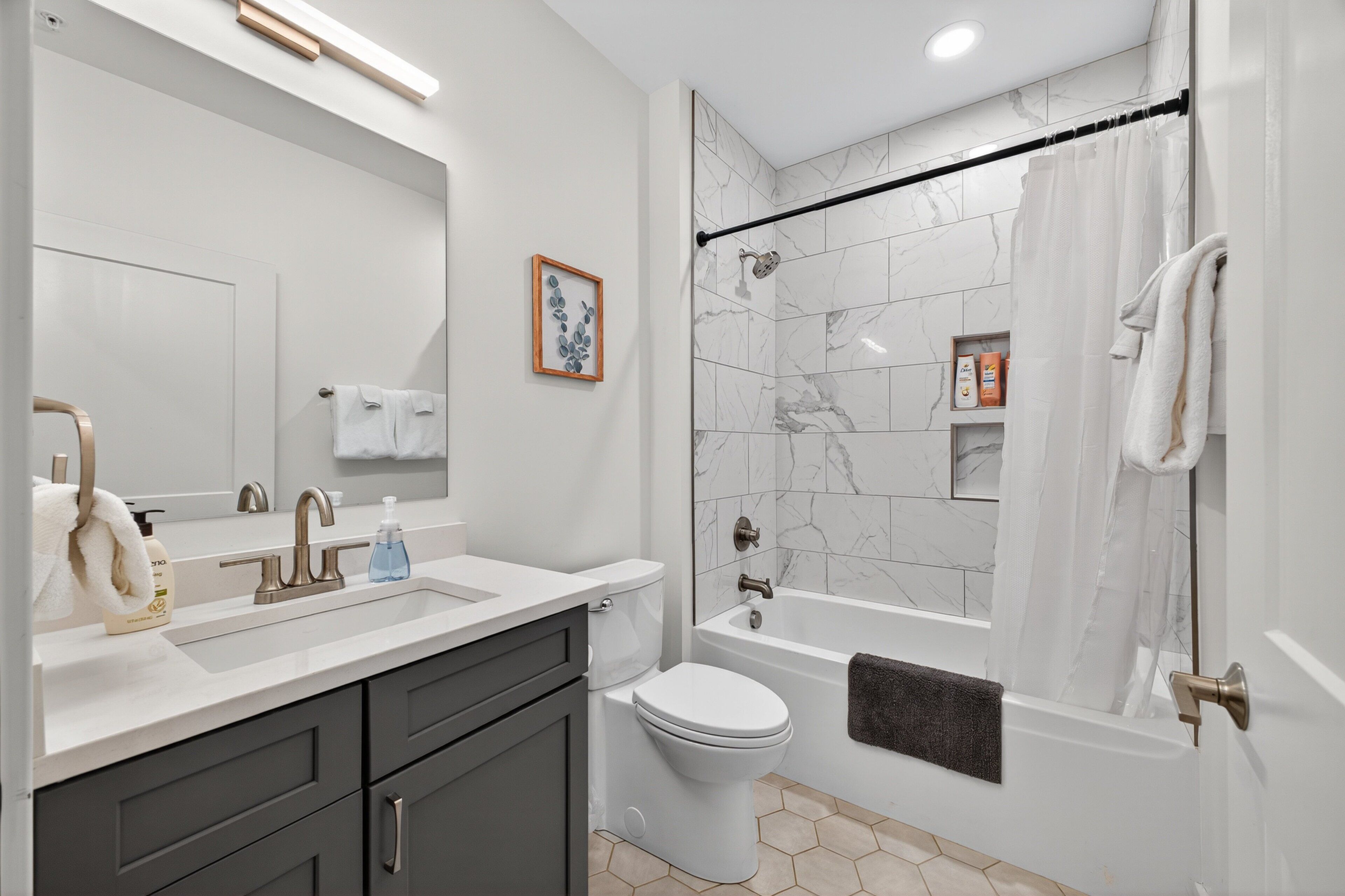 Apartment, 2 Bedrooms | Bathroom | Towels, shampoo, toilet paper
