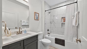 Apartment, 2 Bedrooms | Bathroom | Towels, shampoo, toilet paper