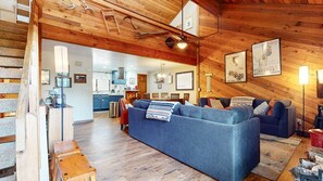 Condo, 3 habitaciones | Área de sala de estar | Smart TV 