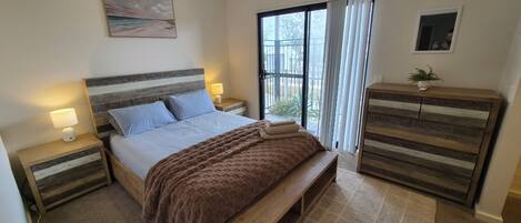 3 slaapkamers, een strijkplank/strijkijzer, wifi, beddengoed
