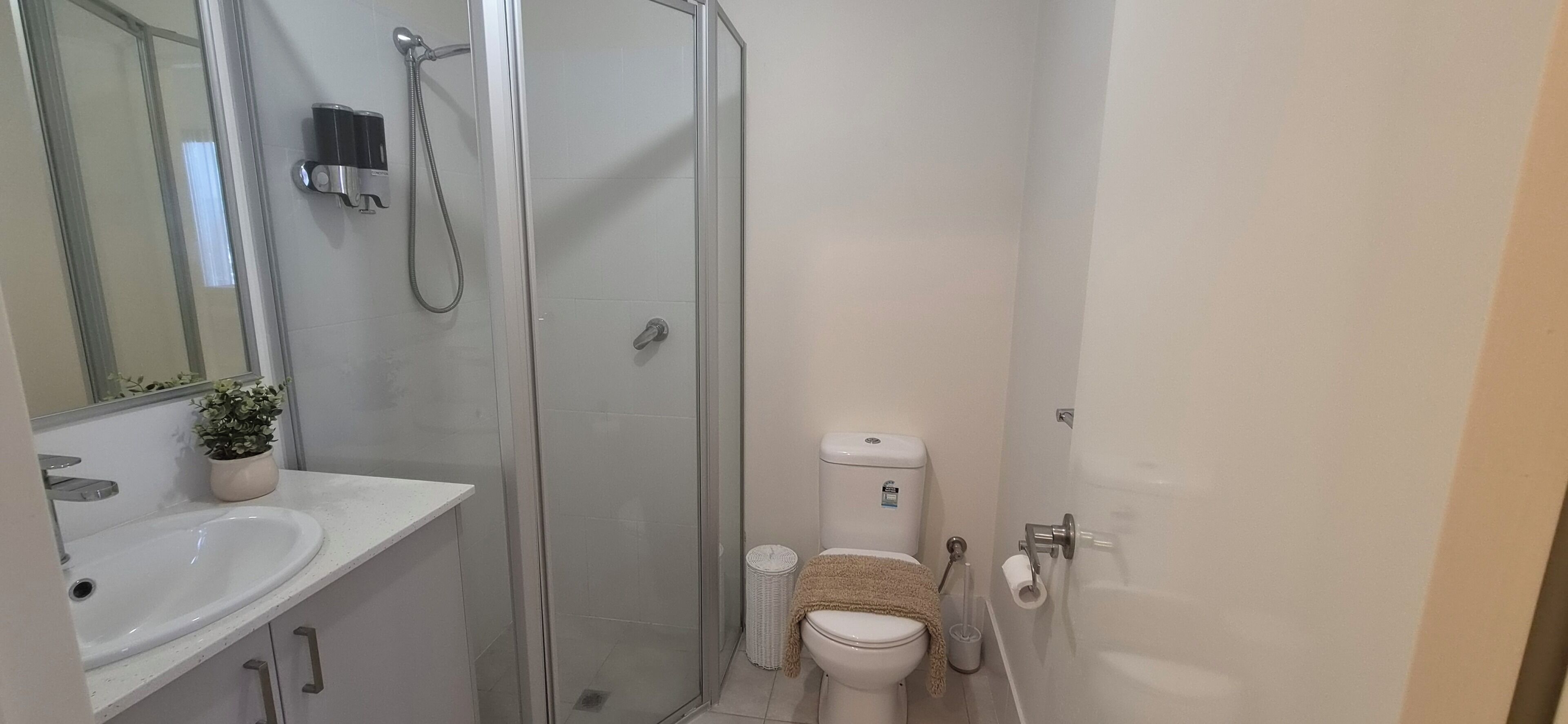 Dusche, Haartrockner, Handtücher, Toilettenpapier