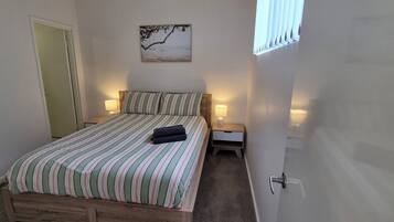 3 bedrooms, iron/ironing board, WiFi, bed sheets