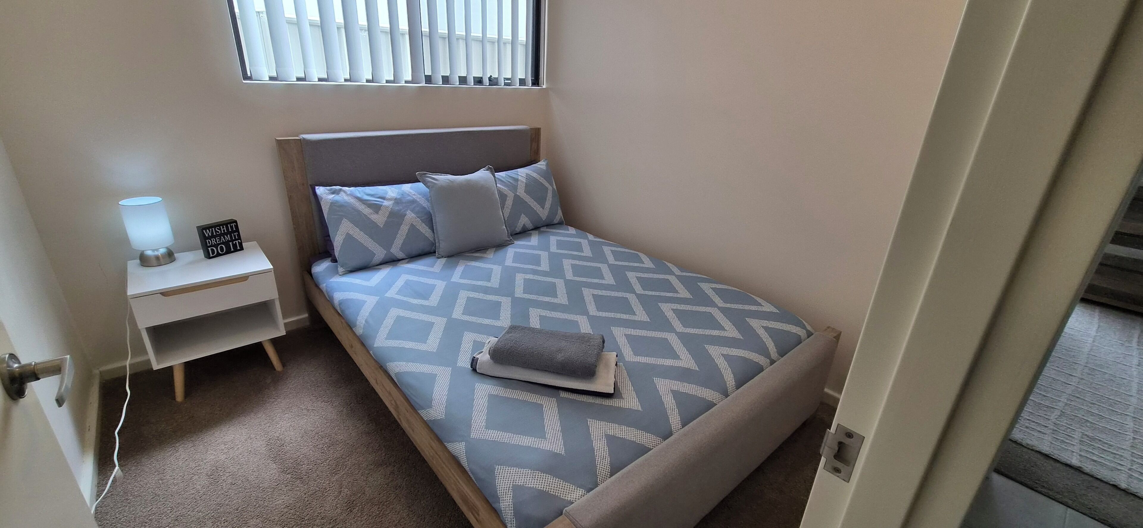 3 habitaciones, tabla de planchar con plancha, wifi y ropa de cama 