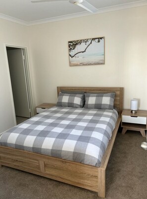 3 bedrooms, iron/ironing board, WiFi, bed sheets