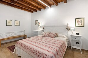 Silitysrauta/-lauta, Wi-Fi, vuodevaatteet