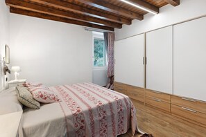 Tabla de planchar con plancha, wifi y ropa de cama 