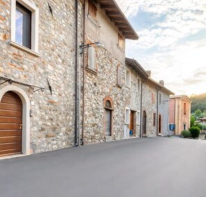 Exterior - Apartment 'Il Borgo Ulivo' with Lake View, Wi-Fi and Air Conditioning (Castelletto)