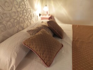 Tabla de planchar con plancha, wifi y ropa de cama 