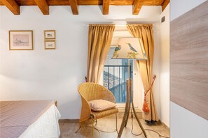 Tabla de planchar con plancha, wifi y ropa de cama 