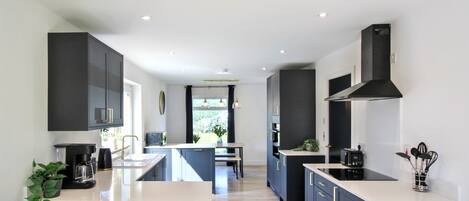 Refrigerador, microondas, horno y lavavajillas