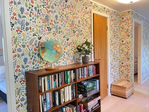 A room with a bookshelf, a globe, and a potted plant. - 5 Star Holiday Home in Ystad (Ystad)