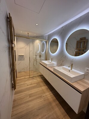 Dusche, Haartrockner, Handtücher, Toilettenpapier