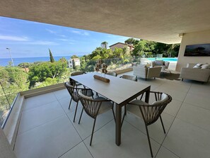 Dining - Villa Les Issambres, infinity pool, sea view (Roquebrune-sur-Argens)