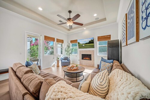 Bright Desert Villa w Pool Tennis