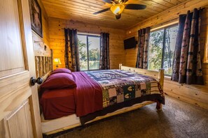 4 bedrooms, iron/ironing board, WiFi, bed sheets - Northwoods Family Cabin – peaceful lakeside retreat full of charm. (Stone Lake)