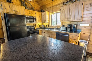 Mikrovågsugn, ugn, spishäll och diskmaskin