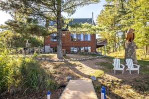 Terrace/patio - Charming & Cozy Northwoods lakeside cabin steps from Little Sissabagama Lake (Stone Lake)