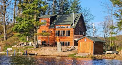 Charming & Cozy Northwoods lakeside cabin steps from Little Sissabagama Lake