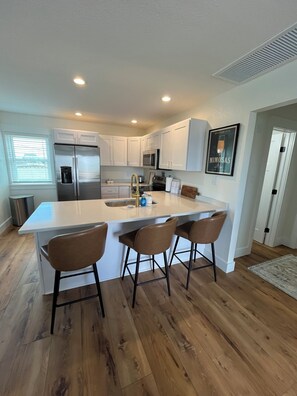 Microondas, horno, placa de cocina, lavavajillas