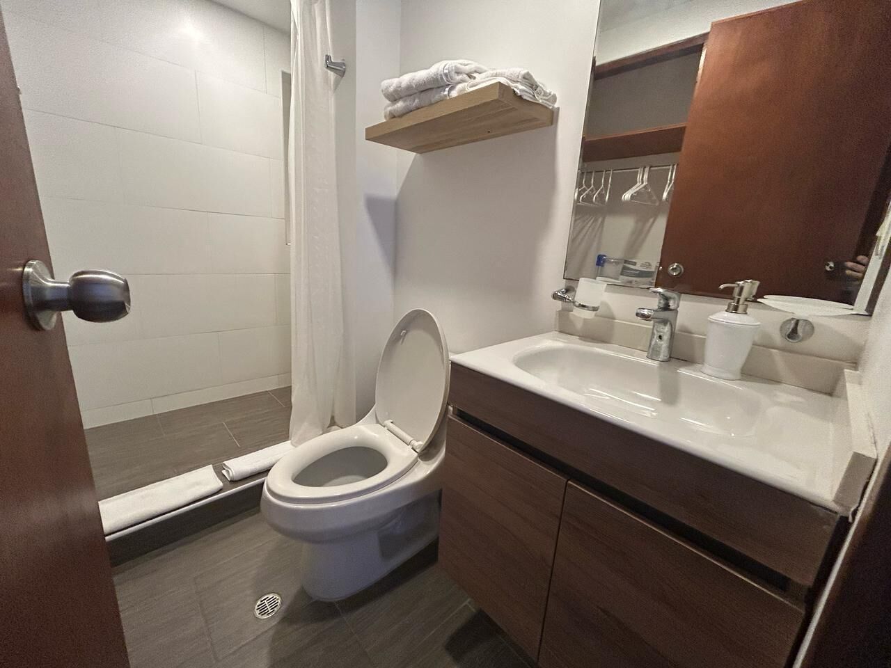 Haartrockner, Handtücher, Seife, Toilettenpapier