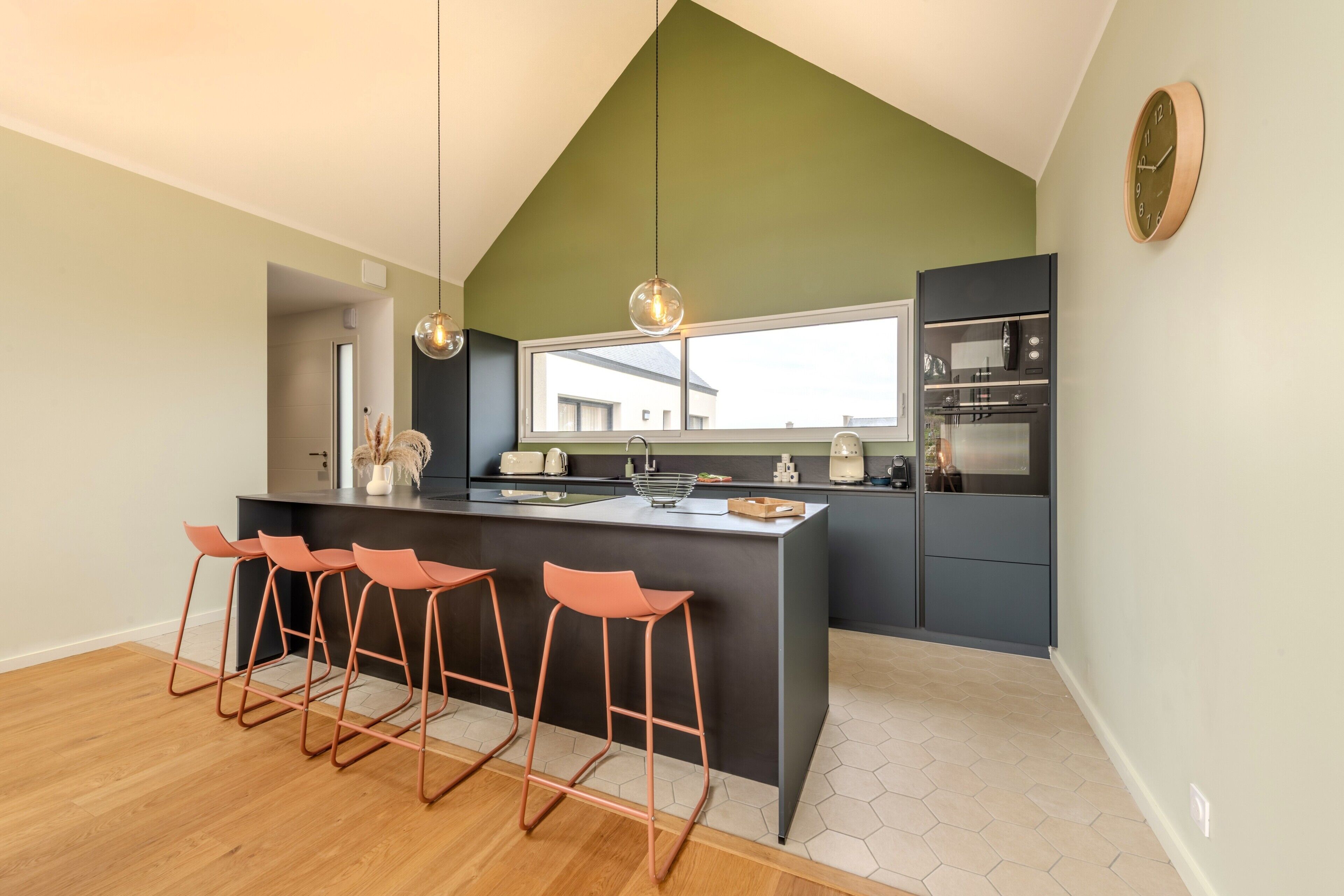 Réfrigérateur, four à micro-ondes, un four, surface de cuisson