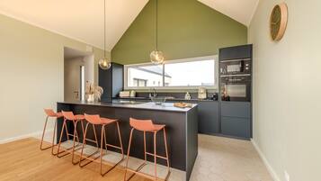 Réfrigérateur, four à micro-ondes, un four, surface de cuisson