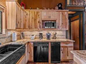 Kylskåp, mikrovågsugn, ugn och spishäll