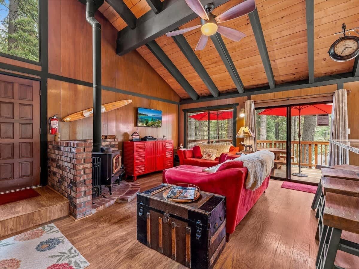 TV, fireplace, DVD player, books