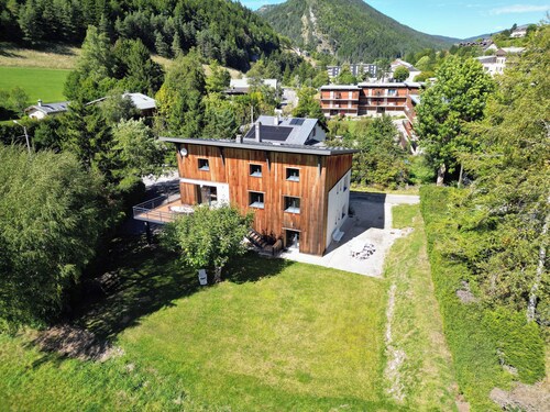 Chalet la Bessia, spacious and cozy—sleeps 15—perfect for families, friends, and seminars