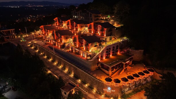 A hotel with multiple buildings, a courtyard, and a view of the surrounding area. - Altındere Vadi Hotel (Akyazi)