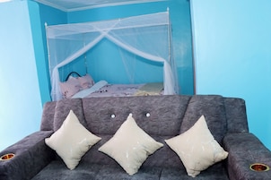 Quarto solteiro luxo | Área de estar | Smart TV 32 polegadas com canais digitais