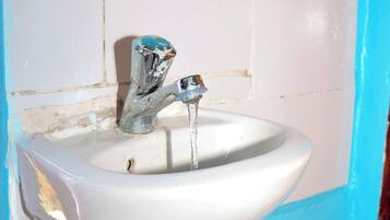 Deluxe enkelrum | Badrum | Dusch, tofflor, handdukar och tvål