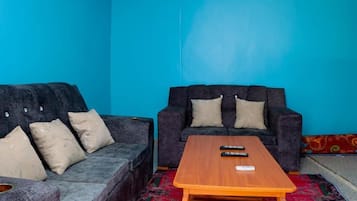 Chambre Double Deluxe | Coin séjour | TV connectée de 32 pouces avec chaßnes numériques