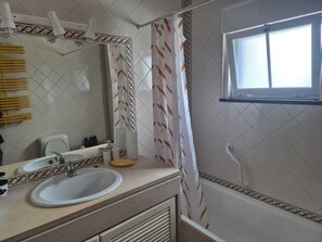 Haartrockner, Bidet, Handtücher, Seife