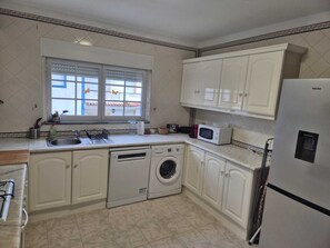 ثلاجة، ميكروويف، فرن، موقد طهي مسطح