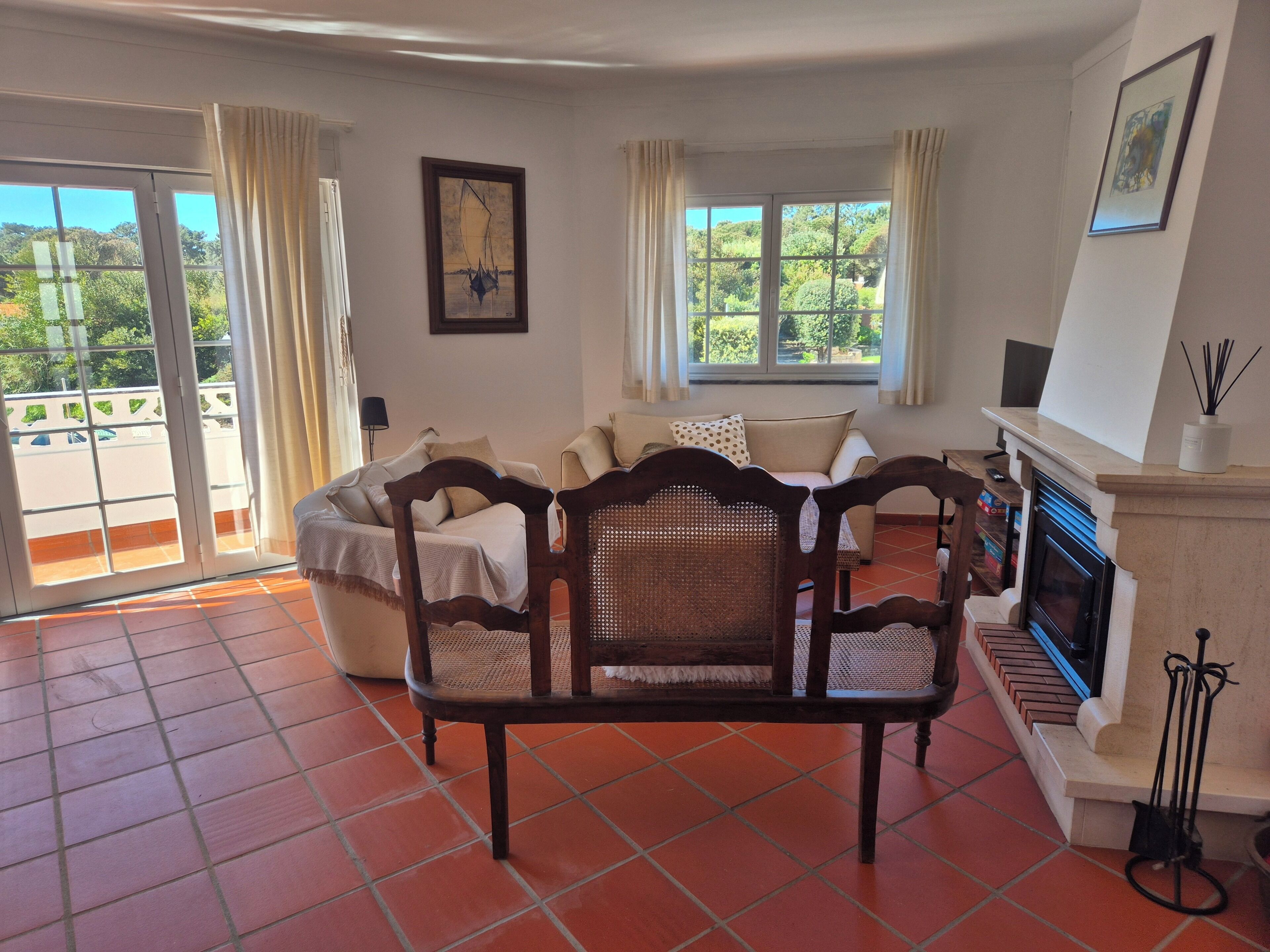 Smart-tv, eldstad och böcker